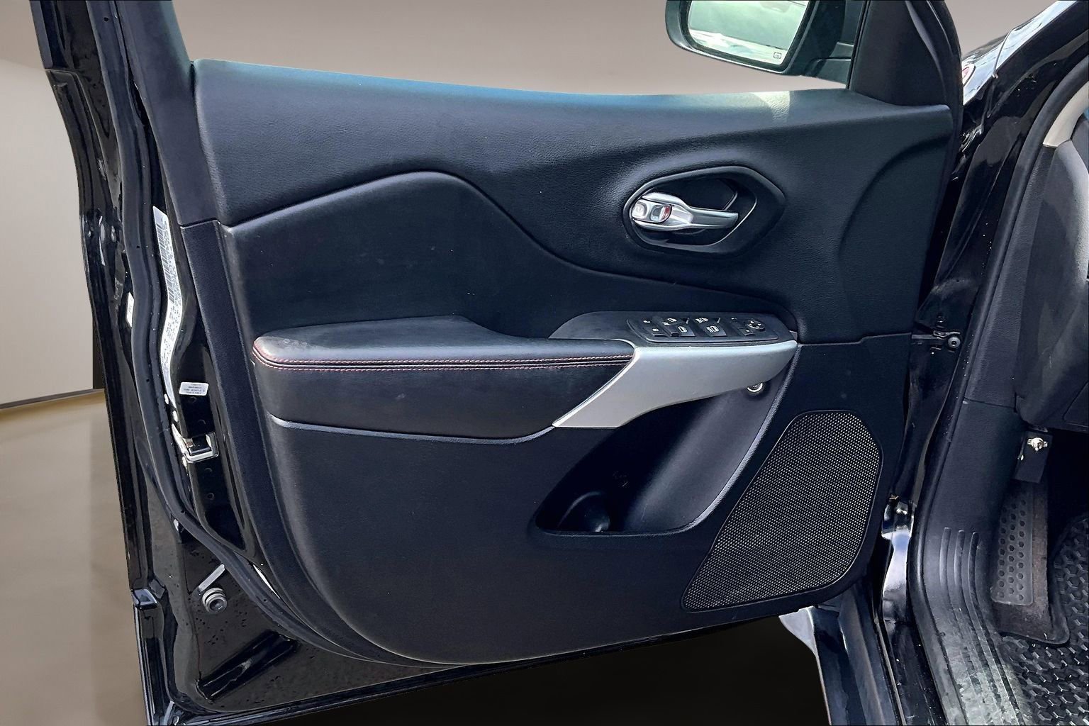 Used 2017 Jeep Cherokee Trailhawk w/ Cold Weather Group image 20