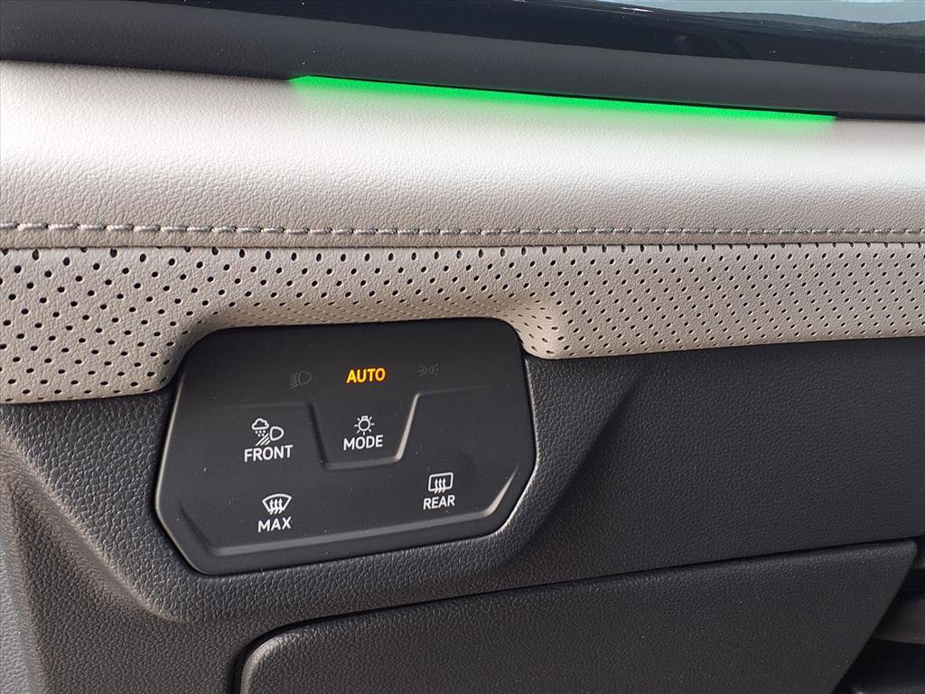 Certified 2025 Volkswagen Atlas Peak Edition SE image 21