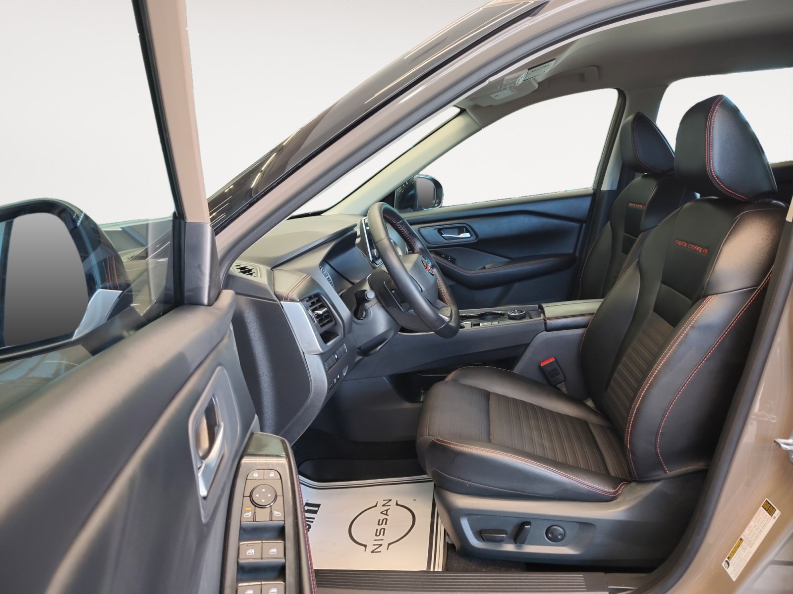 Used 2025 Nissan Rogue SV AWD/4WD image 23