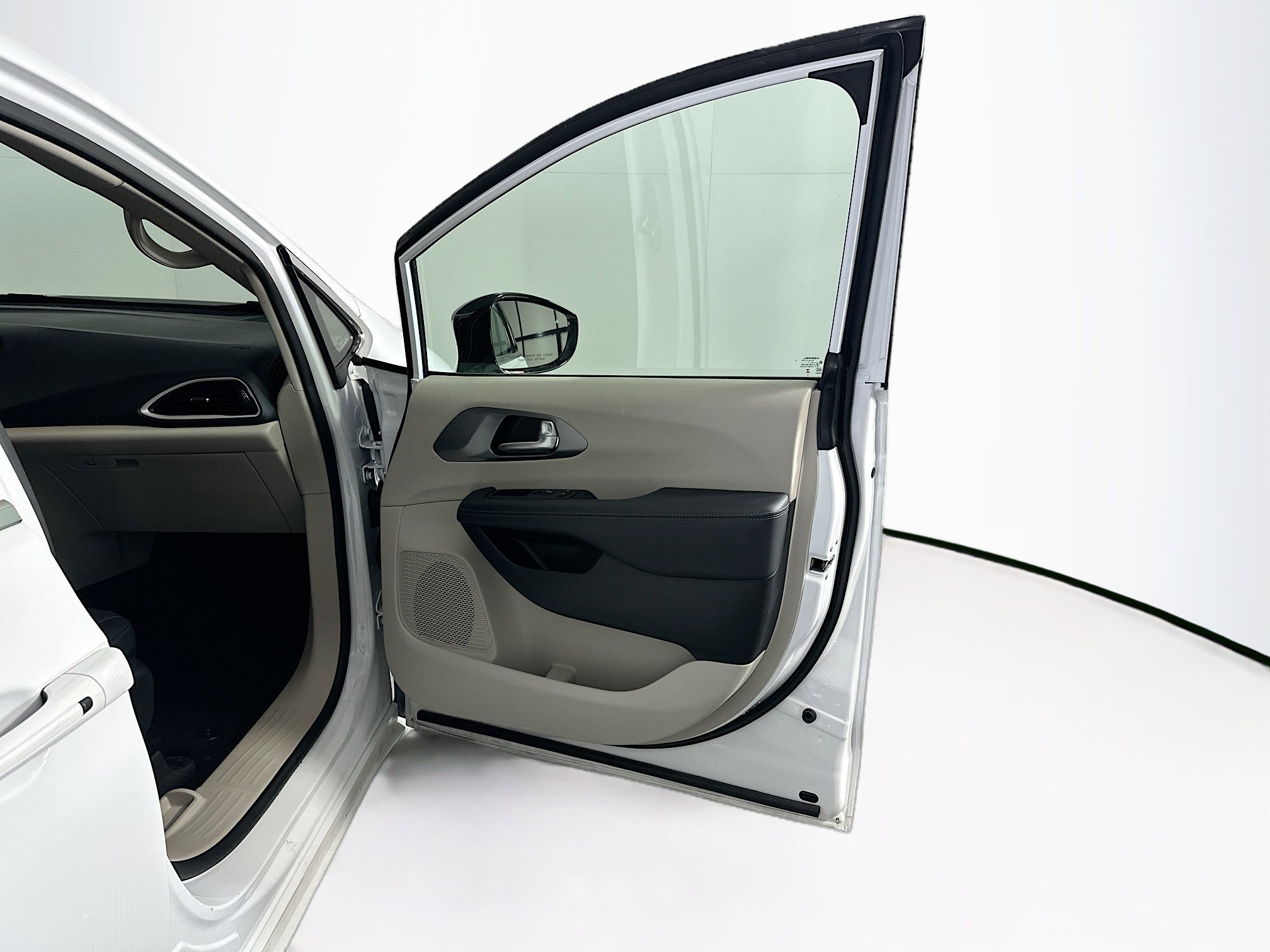 Used 2024 Chrysler Pacifica Touring-L image 31