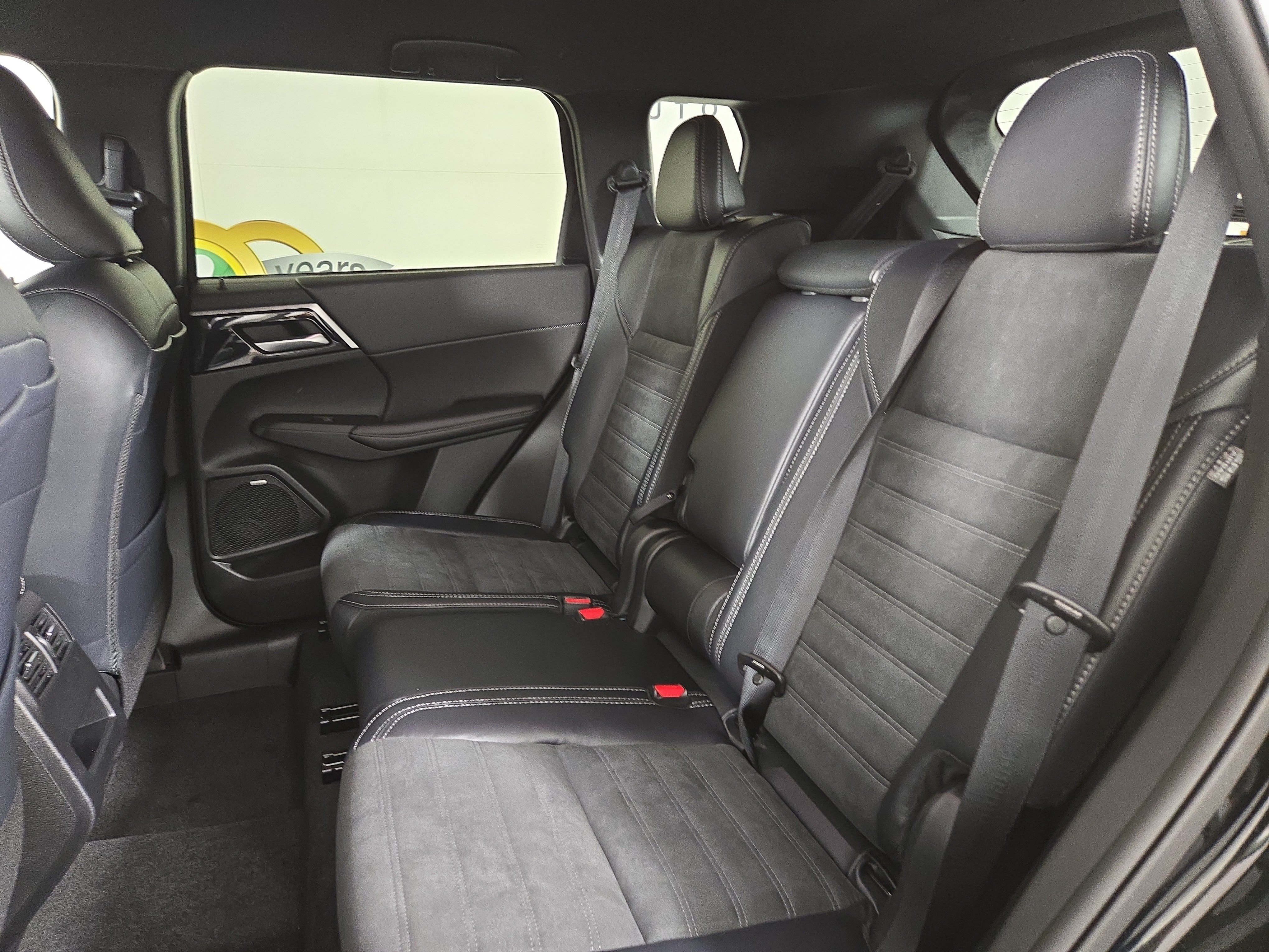 New 2026 Mitsubishi Outlander LE AWD/4WD image 11