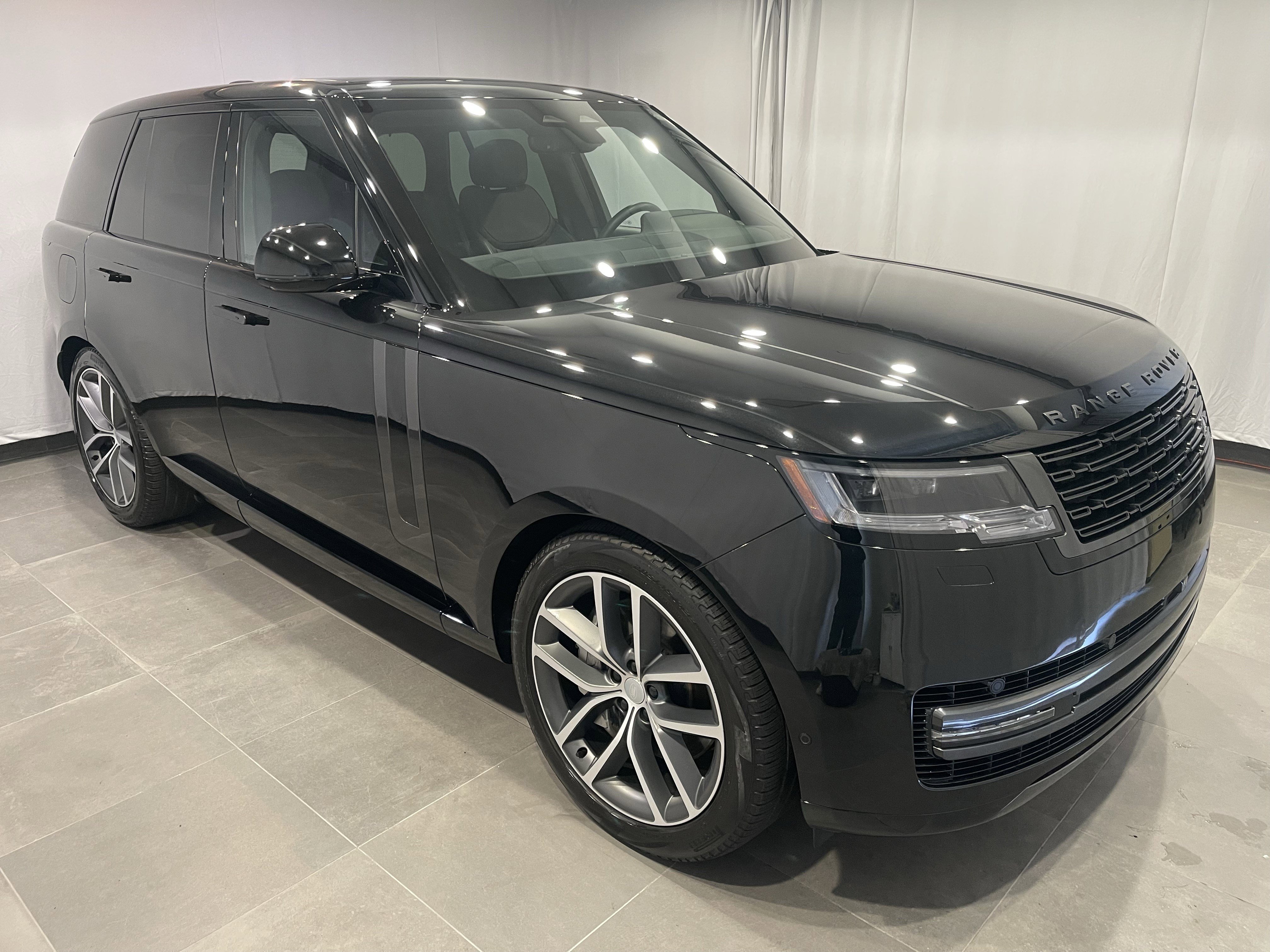 Used 2025 Land Rover Range Rover SE AWD/4WD image 3