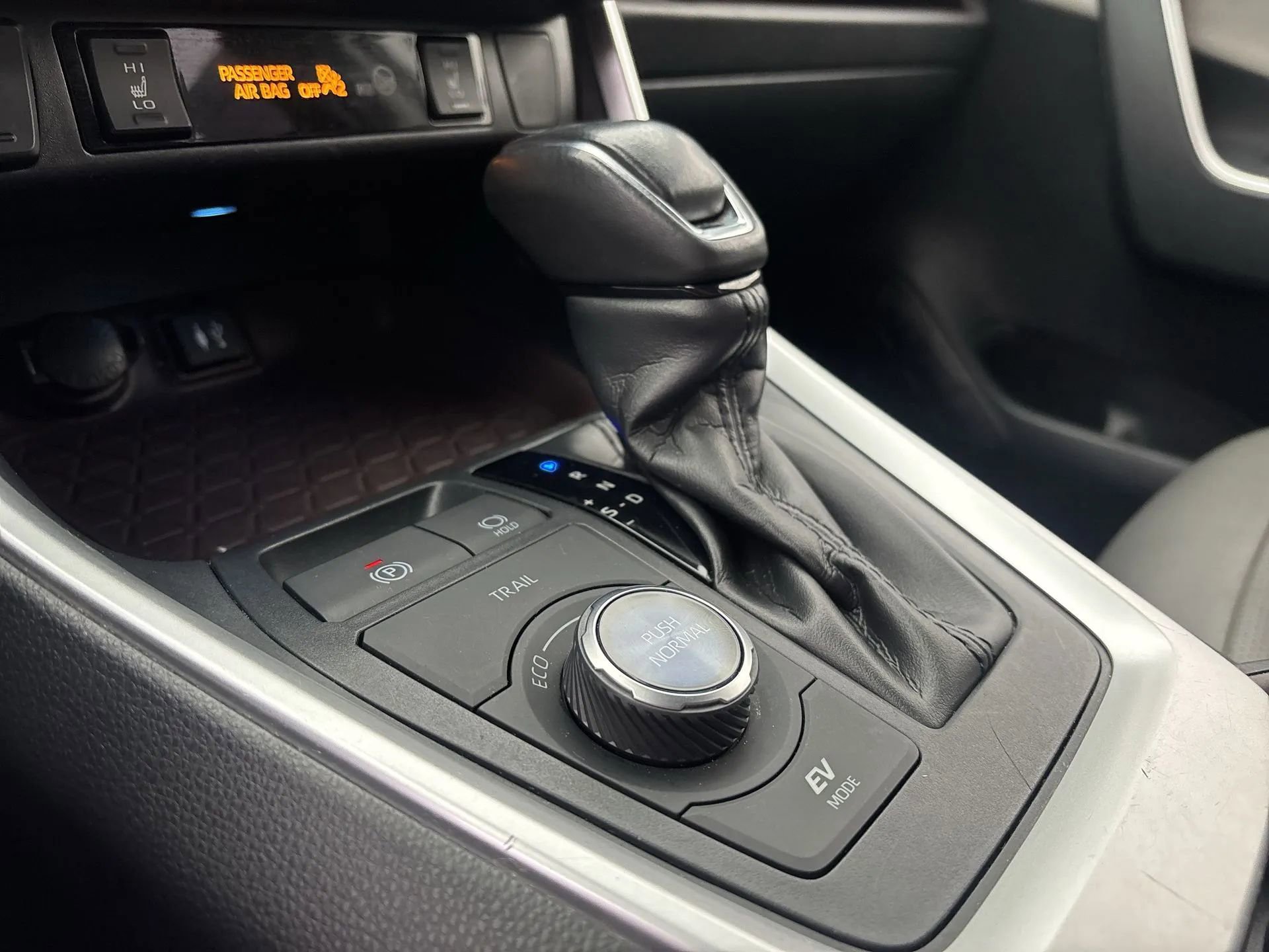 Used 2019 Toyota RAV4 Limited w/ Carpet Mat Package image 22