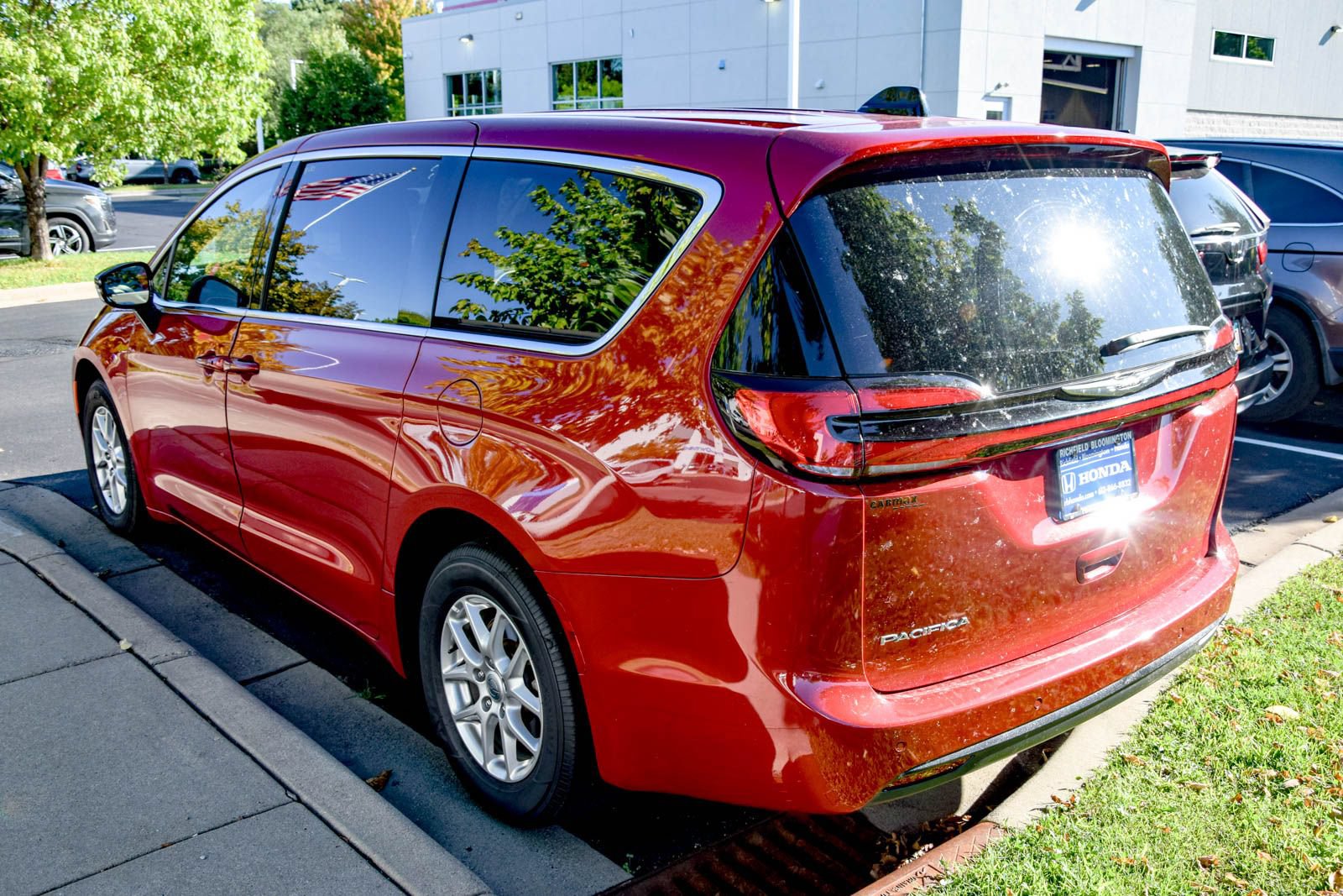 Used 2025 Chrysler Pacifica Select FWD image 6
