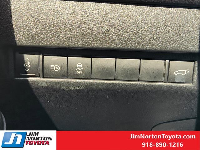 Used 2022 Toyota Venza XLE image 25