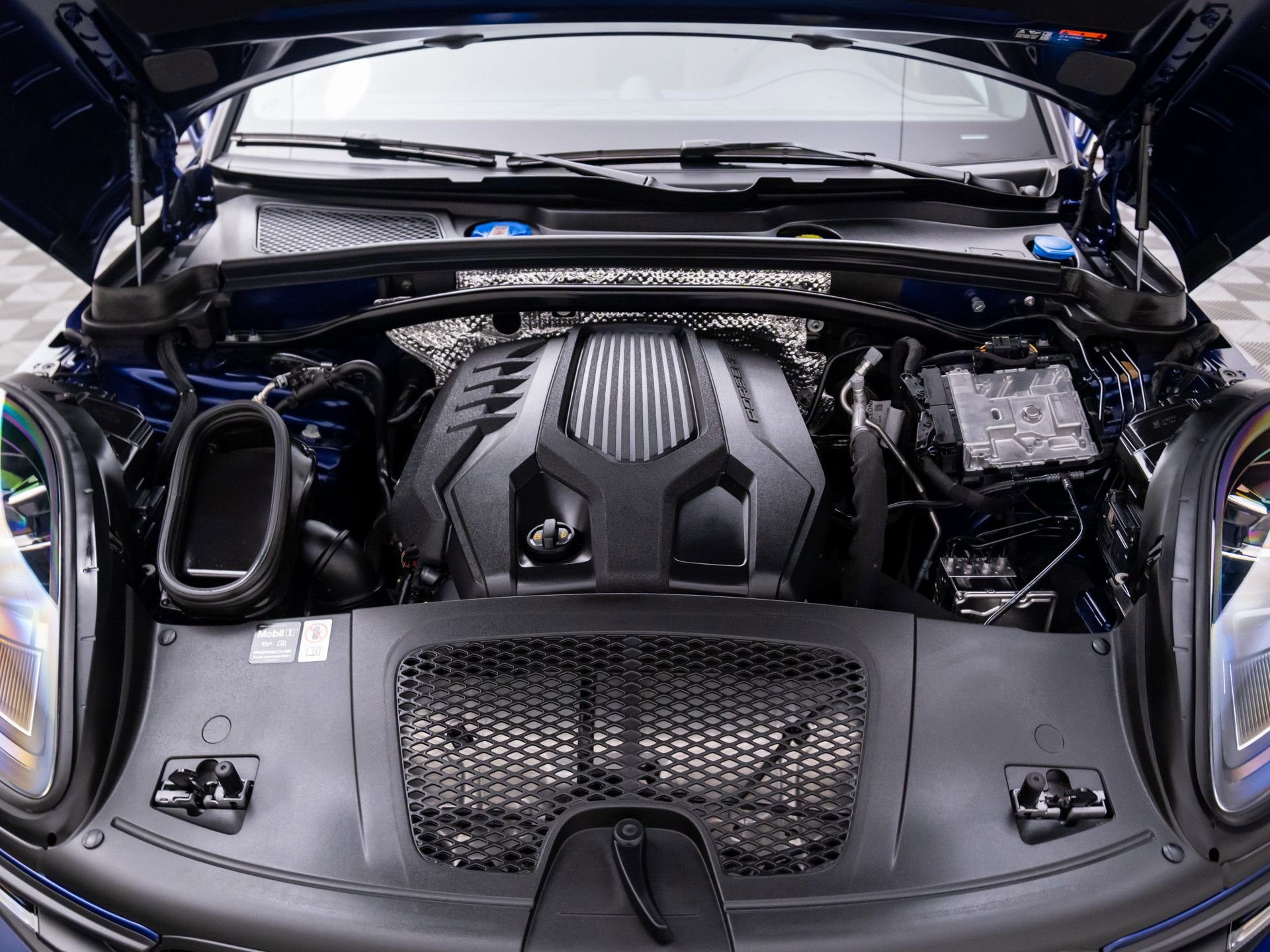 Certified 2025 Porsche Macan image 29