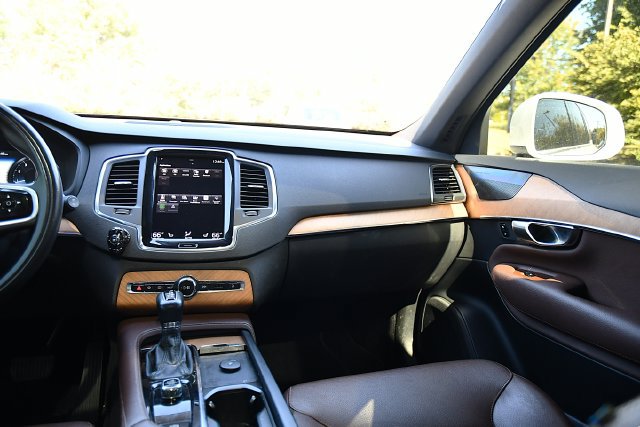 Used 2022 Volvo XC90 T6 Momentum w/ Climate Package AWD/4WD image 17