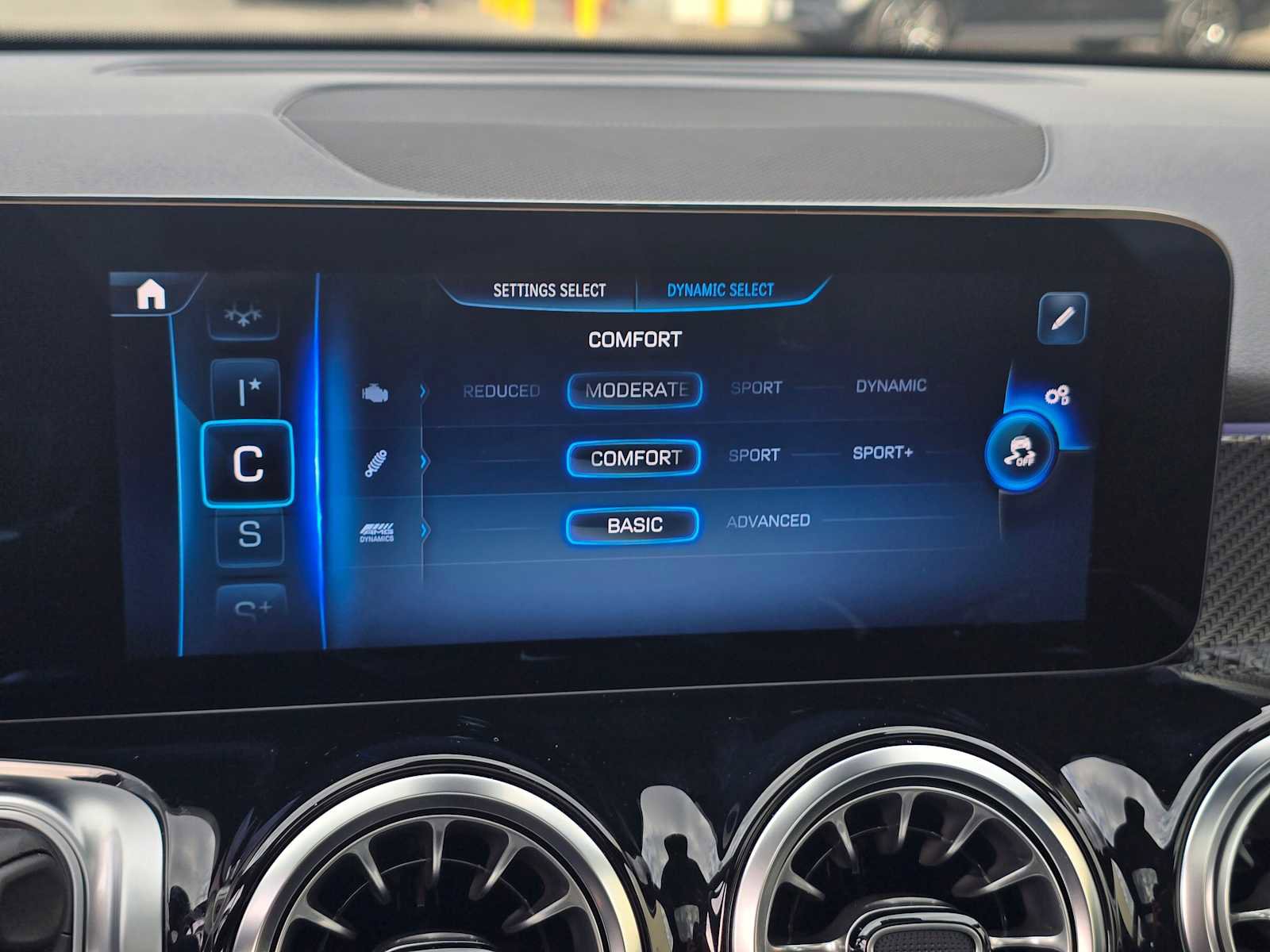 Used 2025 Mercedes-Benz GLB 35 AMG 4MATIC image 32