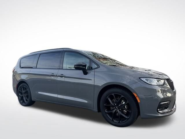 Used 2025 Chrysler Pacifica Limited image 3