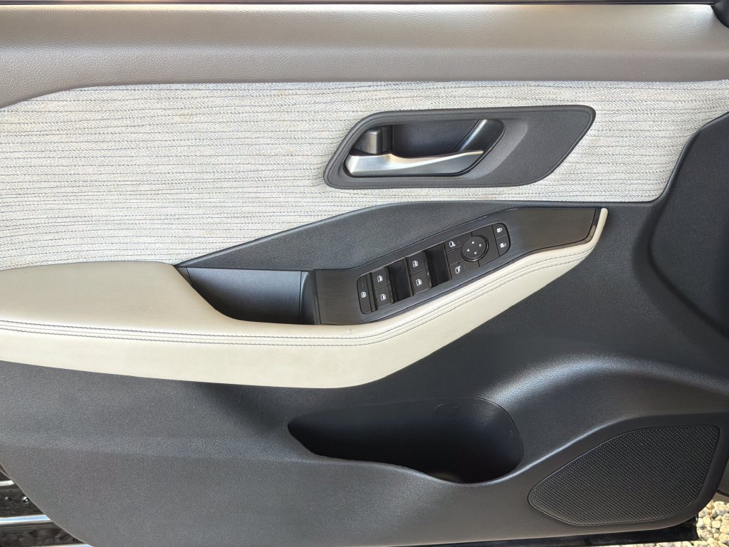 Used 2023 Nissan Rogue SV FWD image 3