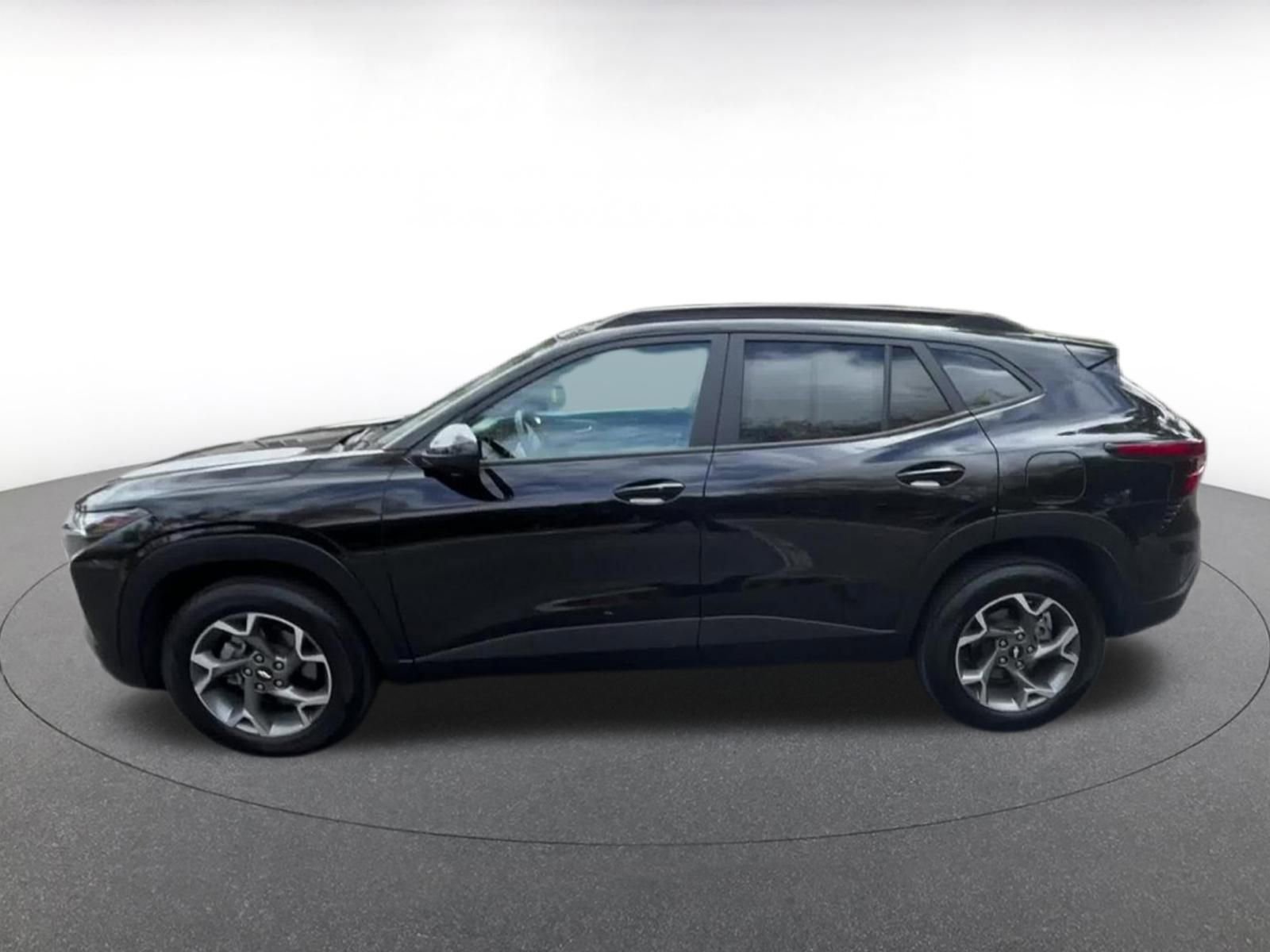 Used 2025 Chevrolet Trax LT w/ LT Convenience Package FWD image 9