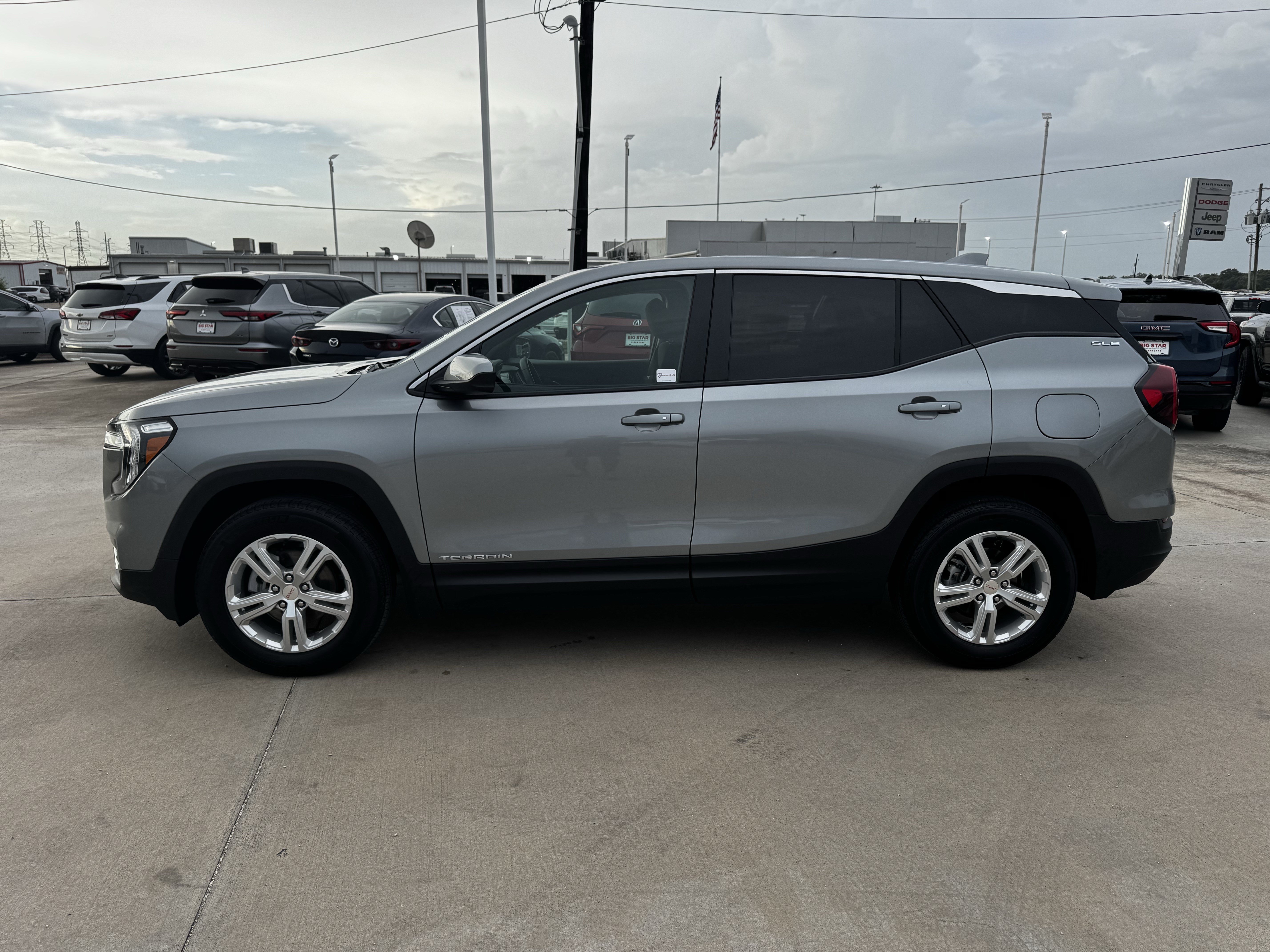 Used 2024 GMC Terrain SLE FWD image 7