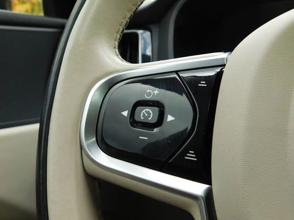 Used 2024 Volvo XC60 B5 Plus image 24