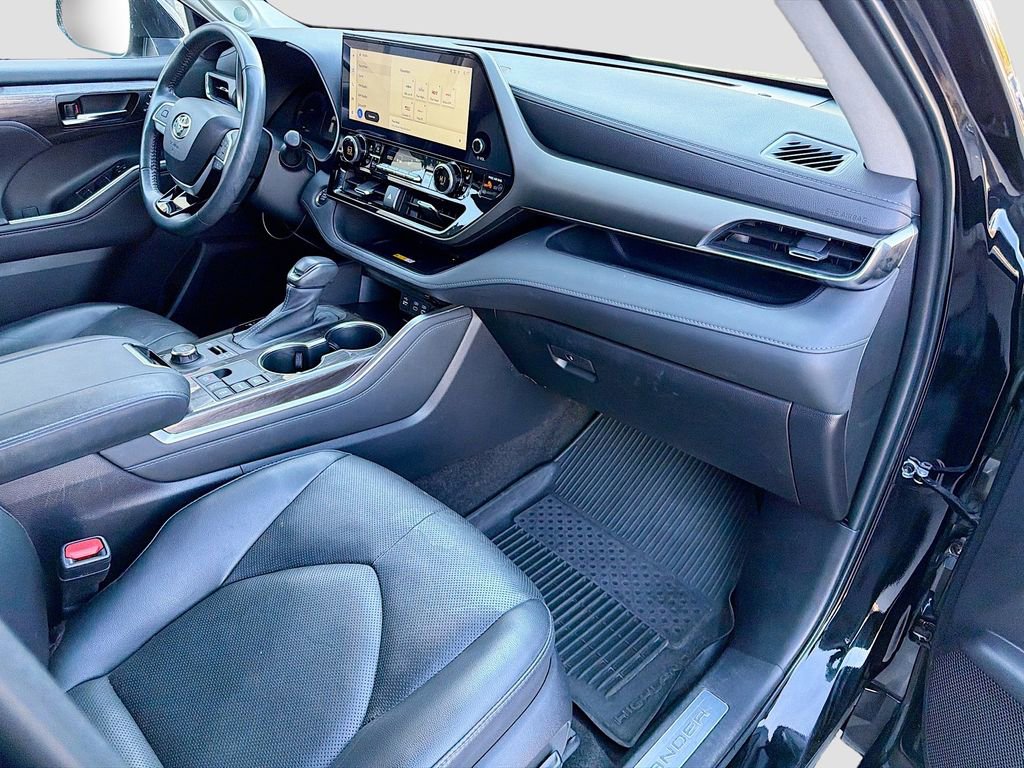 Used 2023 Toyota Highlander Limited image 16
