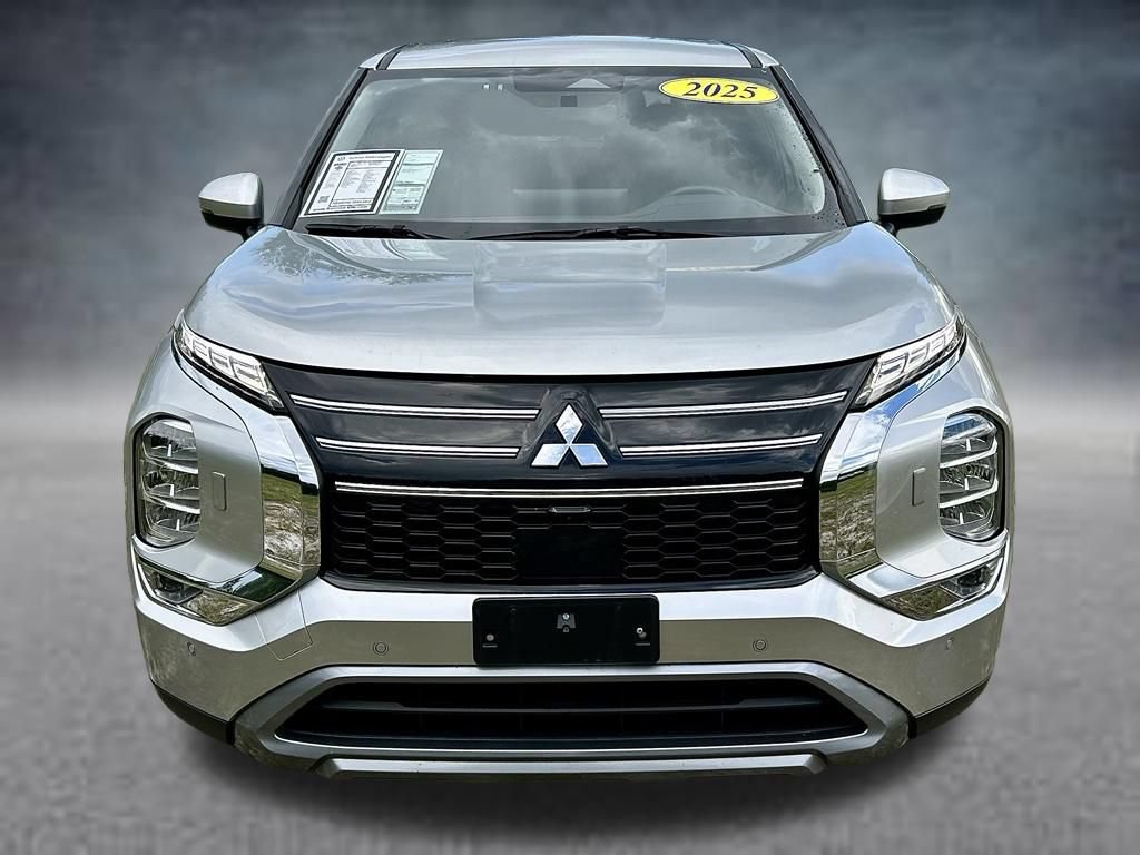 Used 2025 Mitsubishi Outlander SE AWD/4WD image 2