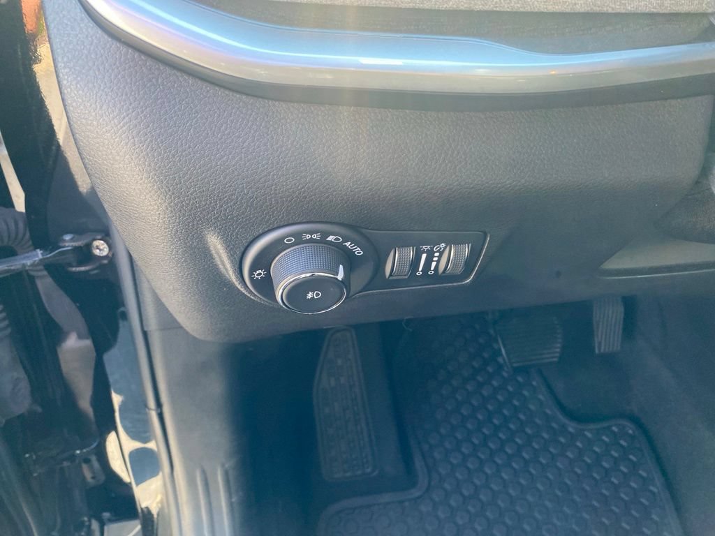 Used 2025 Jeep Compass Latitude w/ Sun & Sound Group AWD/4WD image 19