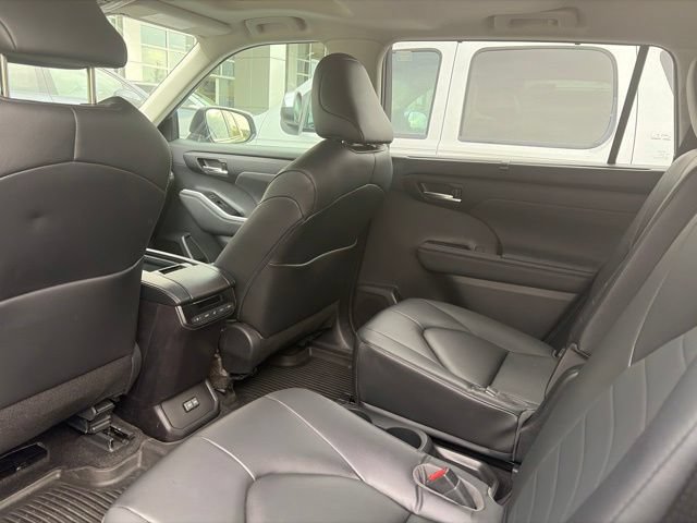 Used 2023 Toyota Highlander XLE FWD image 6