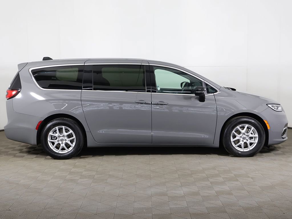 Used 2025 Chrysler Pacifica Select FWD image 19