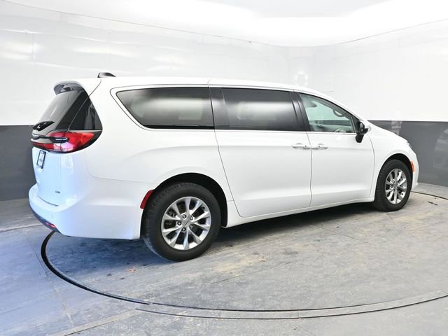 Used 2023 Chrysler Pacifica Touring-L image 7