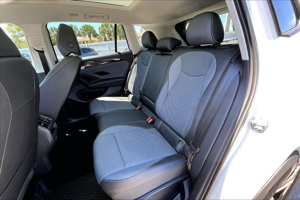 Certified 2026 Volkswagen Tiguan SE w/ Panoramic Sunroof Package FWD image 17