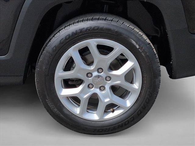 Used 2018 Jeep Renegade Latitude w/ Cold Weather Group AWD/4WD image 29