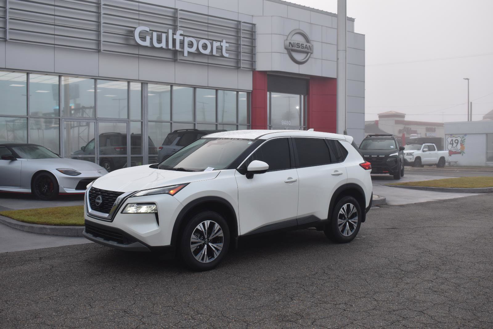 Used 2023 Nissan Rogue SV image 2