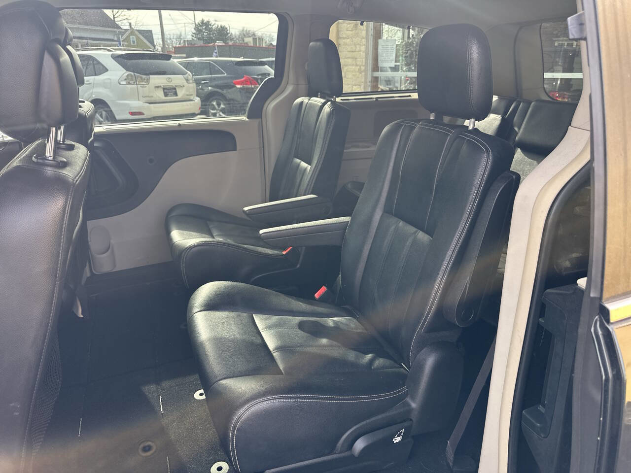 Used 2016 Chrysler Town & Country Touring w/ Driver Convenience Group image 7