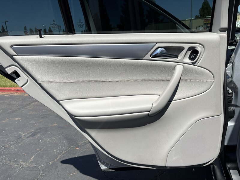 Used 2006 Mercedes-Benz C 350 Sedan image 31