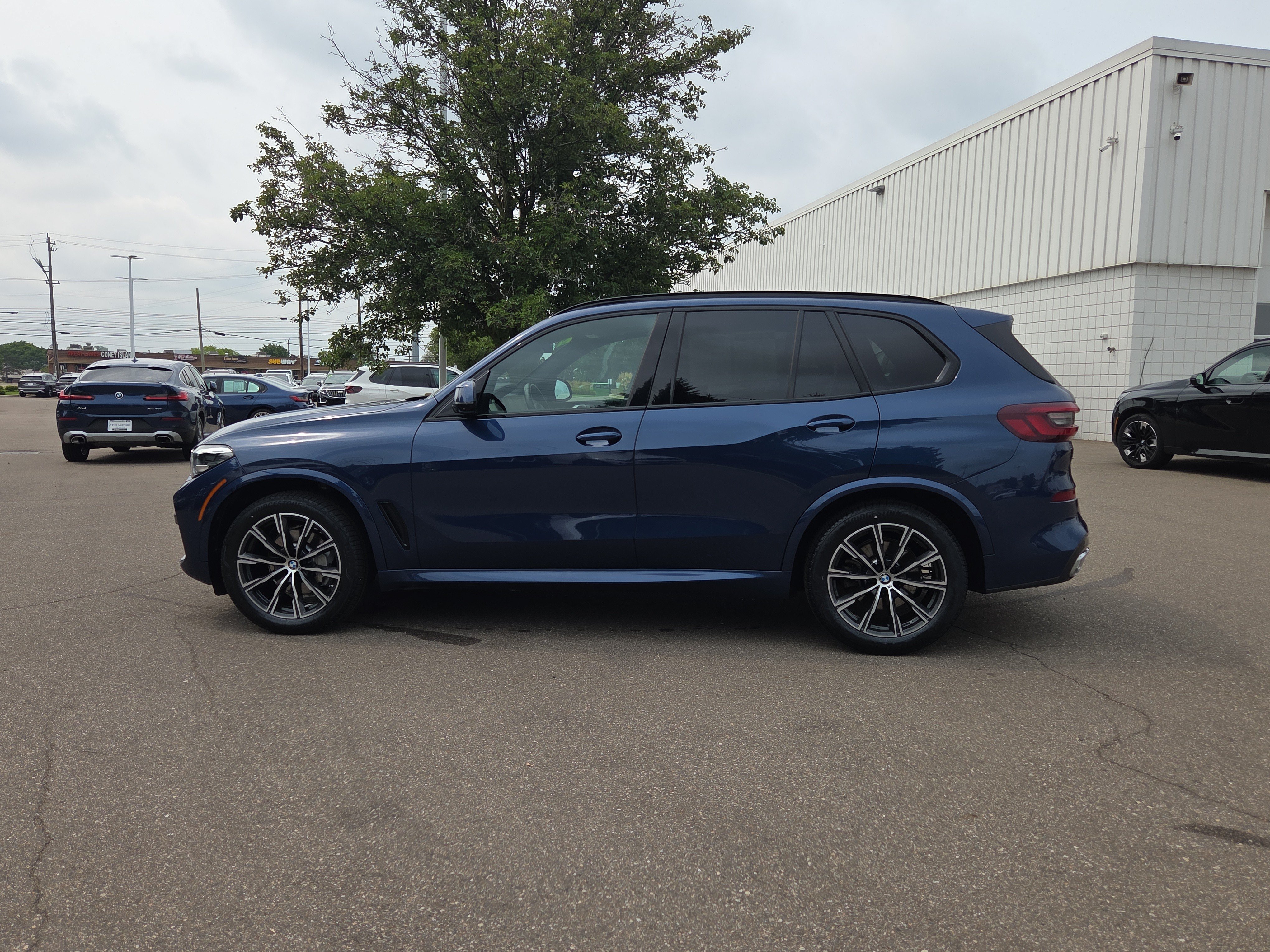 Certified 2023 BMW X5 xDrive40i w/ M Sport Package AWD/4WD image 2