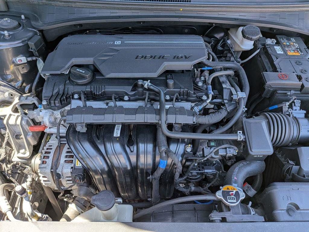 Used 2022 Hyundai Elantra SE FWD image 25