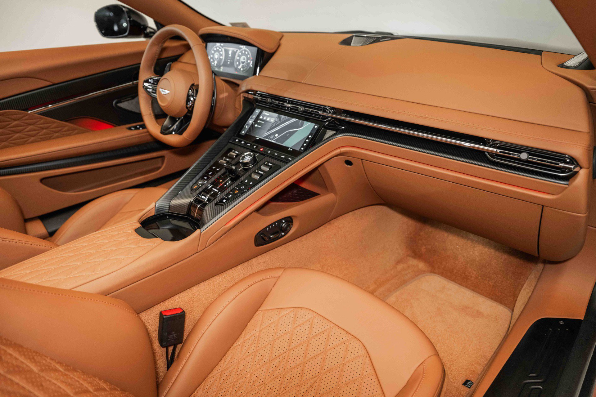 Used 2025 Aston Martin DB12 Convertible image 13