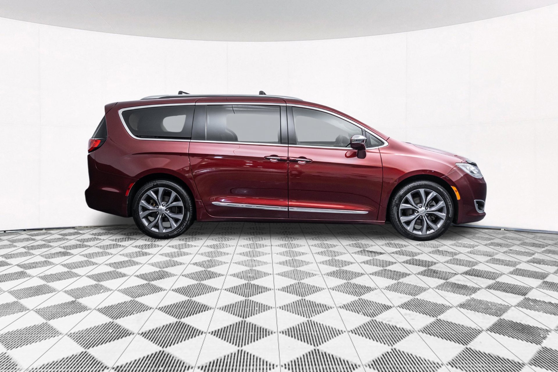 Used 2018 Chrysler Pacifica Limited w/ Tire & Wheel Group FWD image 13