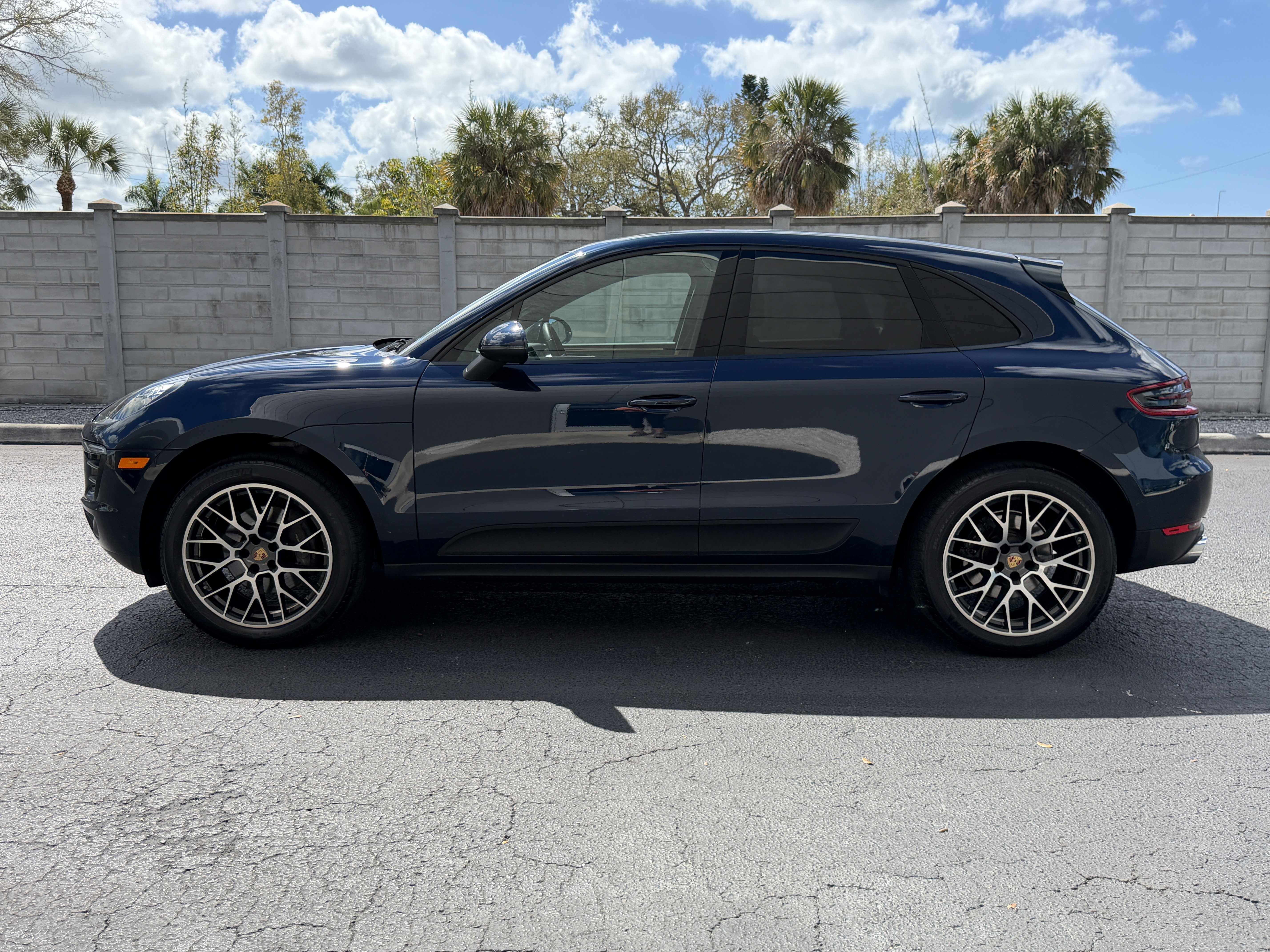 Certified 2018 Porsche Macan Sport Edition image 2