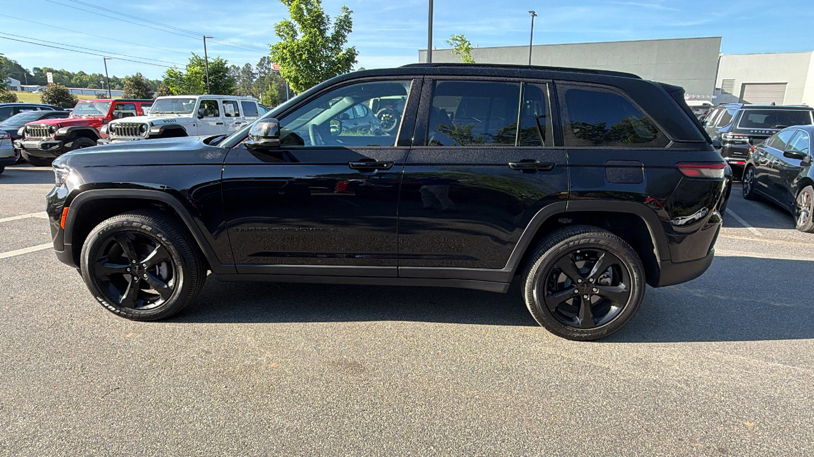 Used 2025 Jeep Grand Cherokee Altitude AWD/4WD image 11