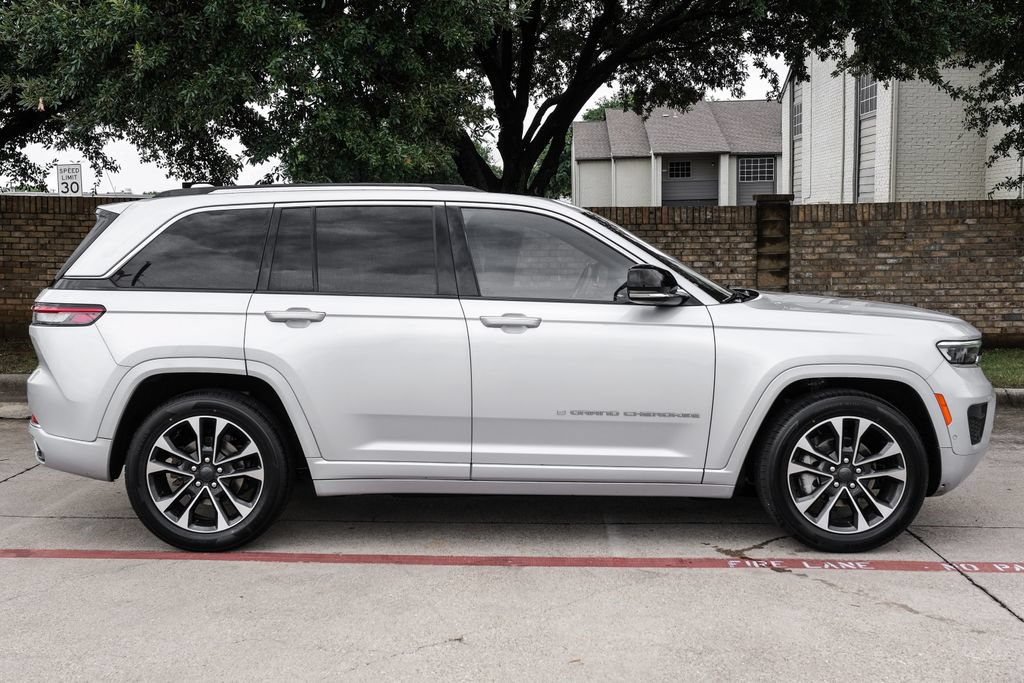 Used 2022 Jeep Grand Cherokee Overland w/ Luxury Tech Group IV AWD/4WD image 15