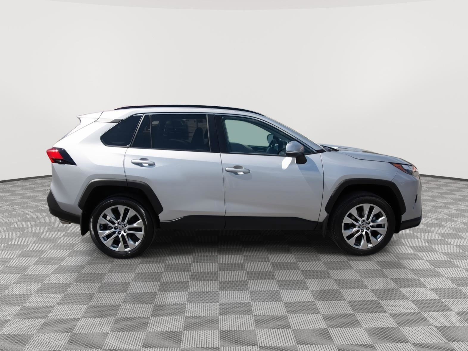 Used 2023 Toyota RAV4 XLE Premium image 22