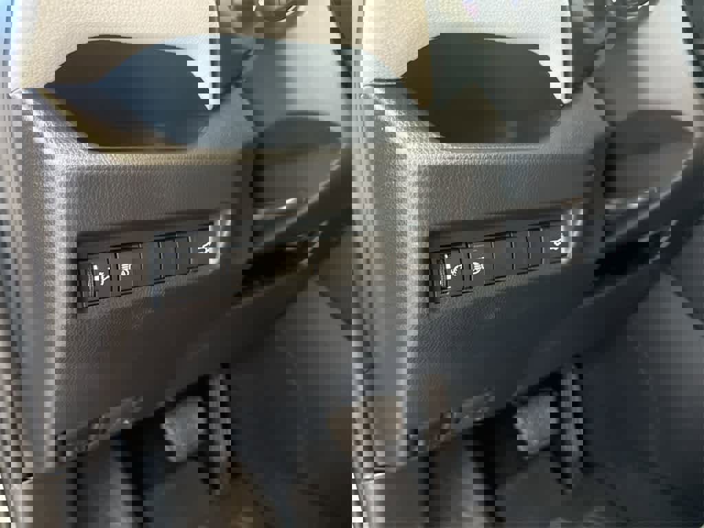 Used 2021 Toyota RAV4 XLE Premium image 38