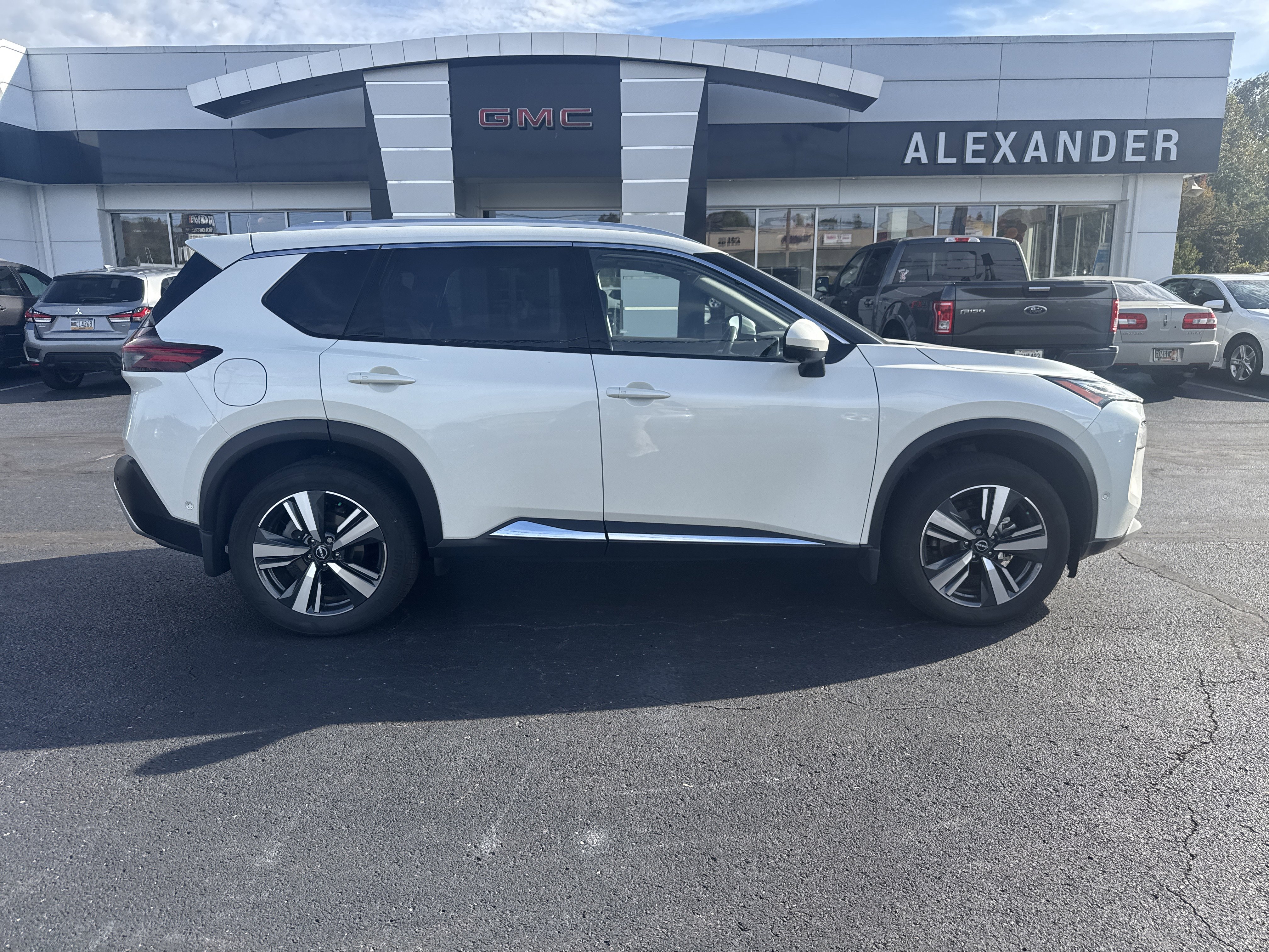 Used 2023 Nissan Rogue Platinum w/ Platinum Premium Package image 2