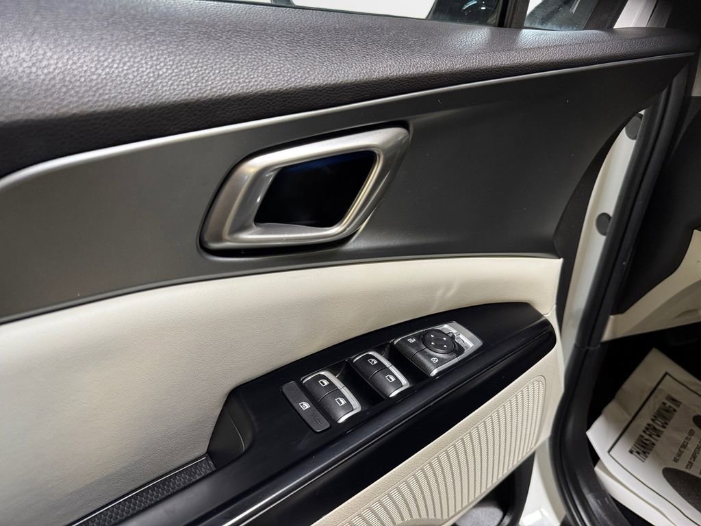 Used 2024 Kia Carnival LX image 14