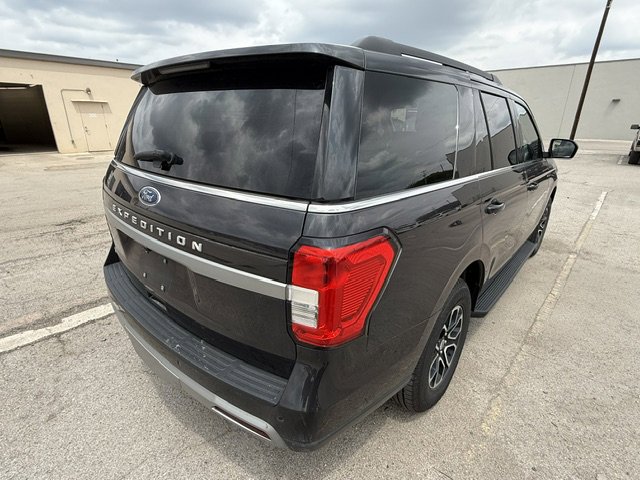 Used 2024 Ford Expedition XLT image 3