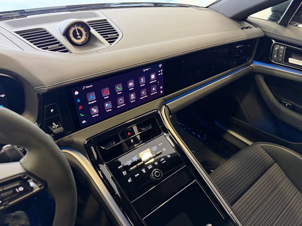 Certified 2025 Porsche Panamera 4 AWD/4WD image 18