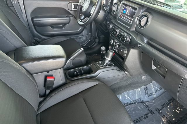 Certified 2022 Jeep Gladiator Sport AWD/4WD image 15