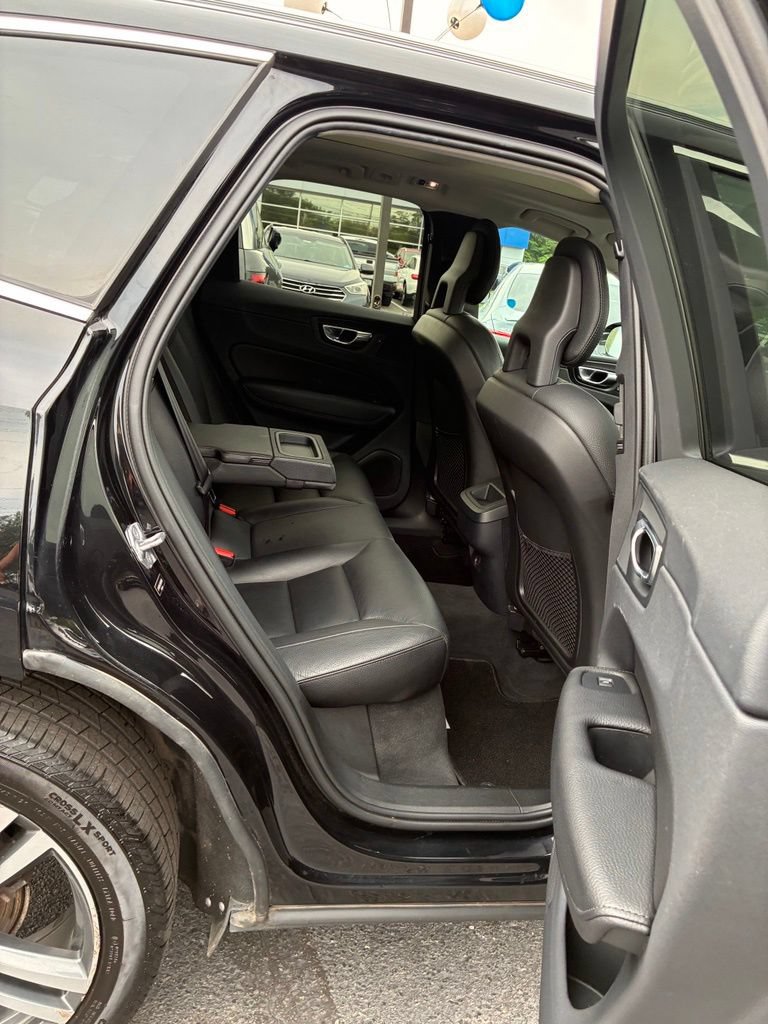 Used 2018 Volvo XC60 T5 Momentum w/ Vision Package AWD/4WD image 24