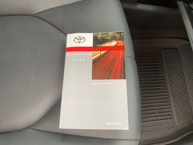 Used 2024 Toyota Grand Highlander Limited image 33