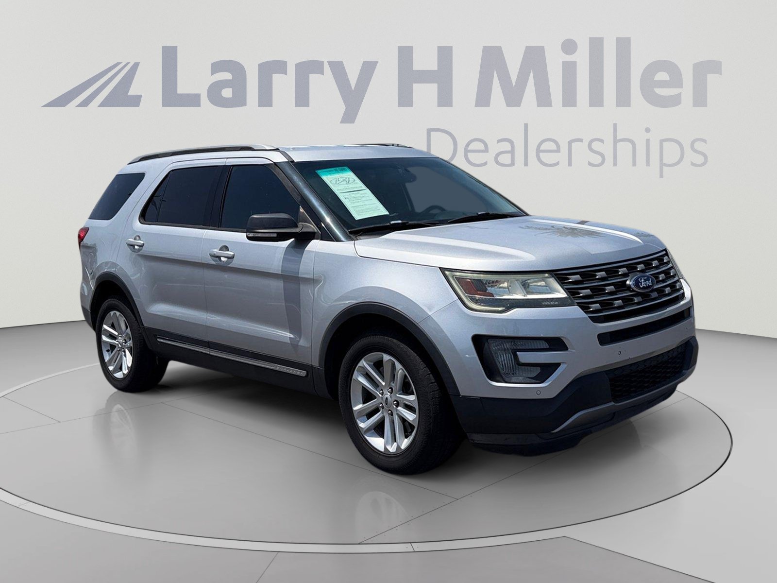 Used 2017 Ford Explorer XLT w/ Equipment Group 202A FWD image 7