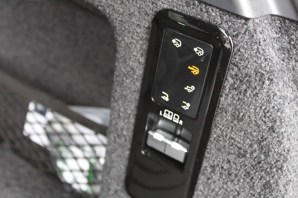 Used 2025 Land Rover Range Rover SE image 26