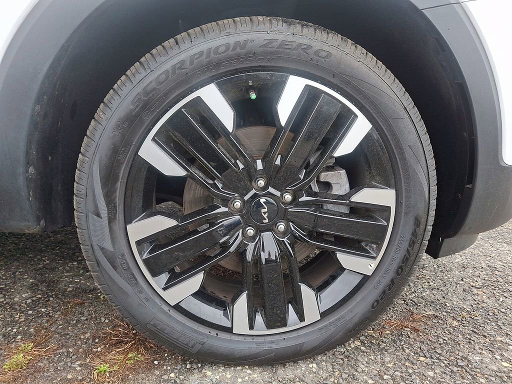 Certified 2025 Kia Telluride SX w/ SX Captain's Chair Package FWD image 9