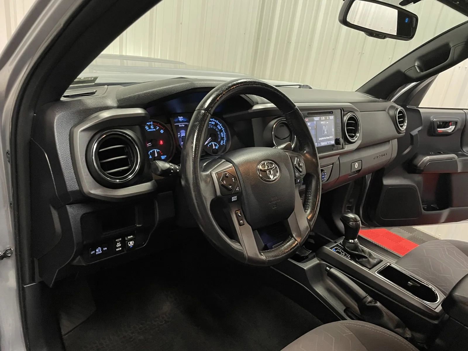 Used 2017 Toyota Tacoma TRD Sport w/ Tow Package (A/T) AWD/4WD image 34