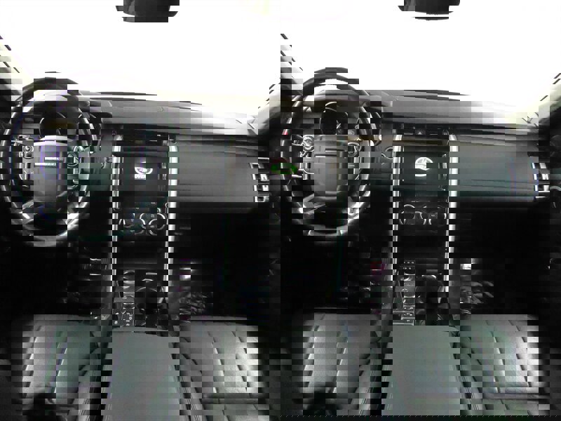 Used 2017 Land Rover Discovery HSE image 8