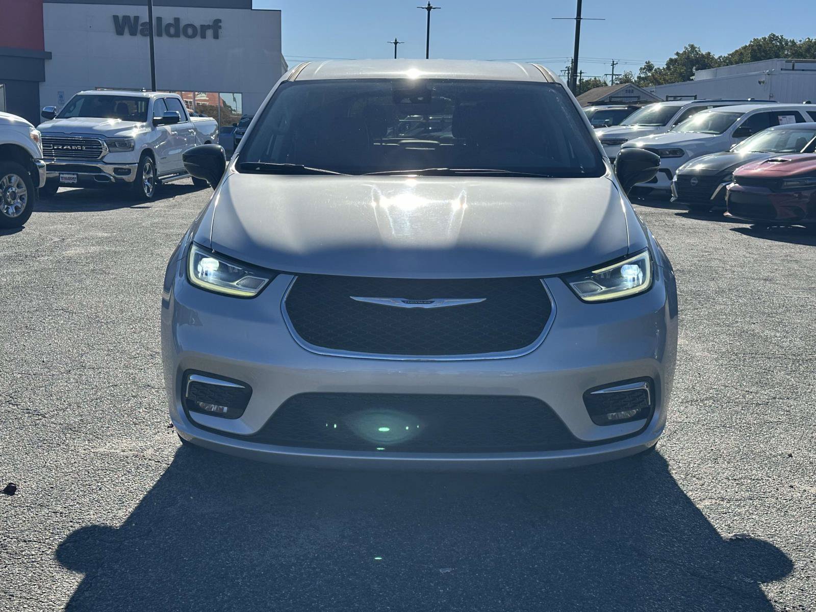 Used 2024 Chrysler Pacifica Touring-L FWD image 2